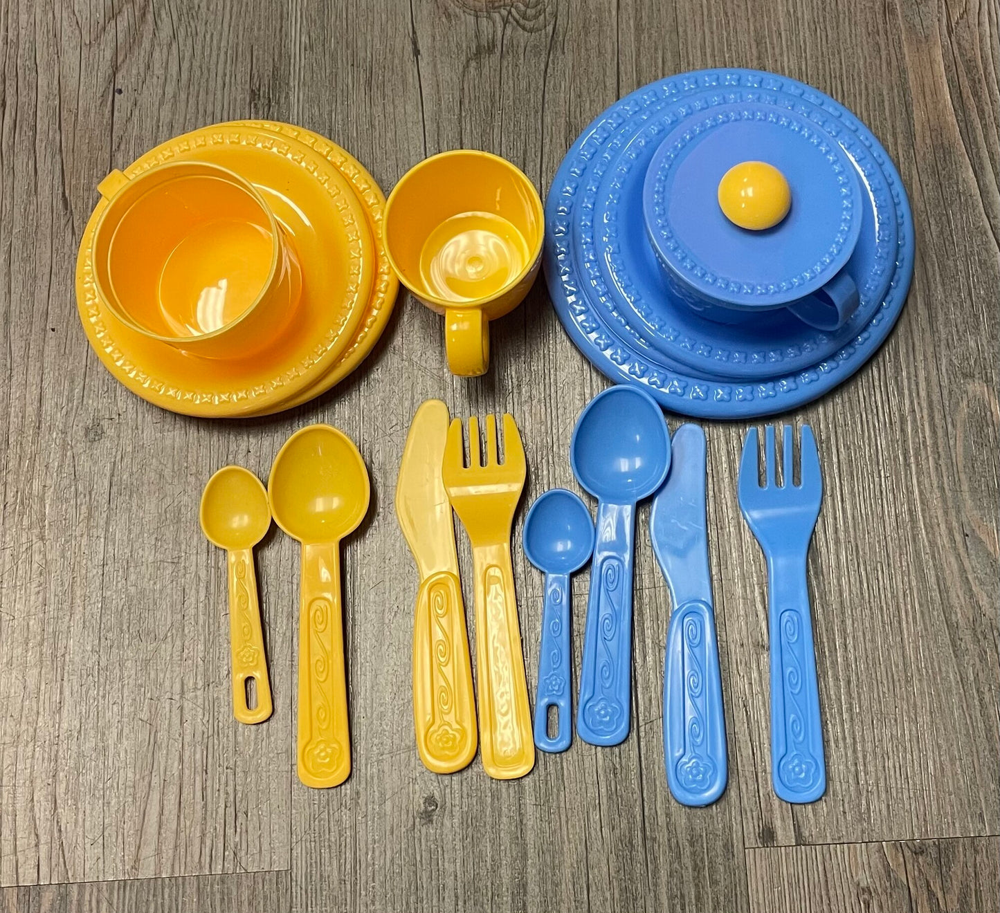 Blue/yel Cups And Plates Set, Pre-owned