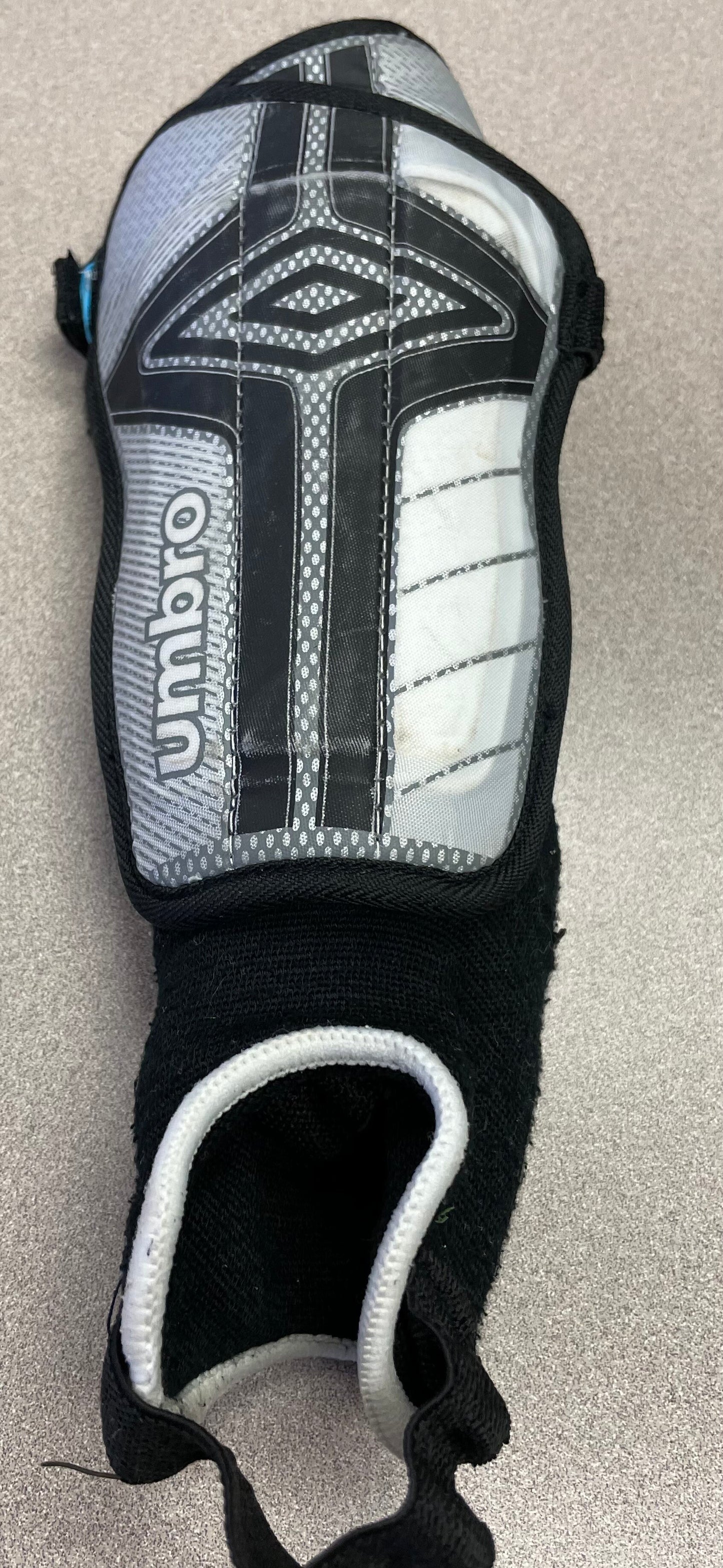 Blk/whit Umbro Shinguard, XS
