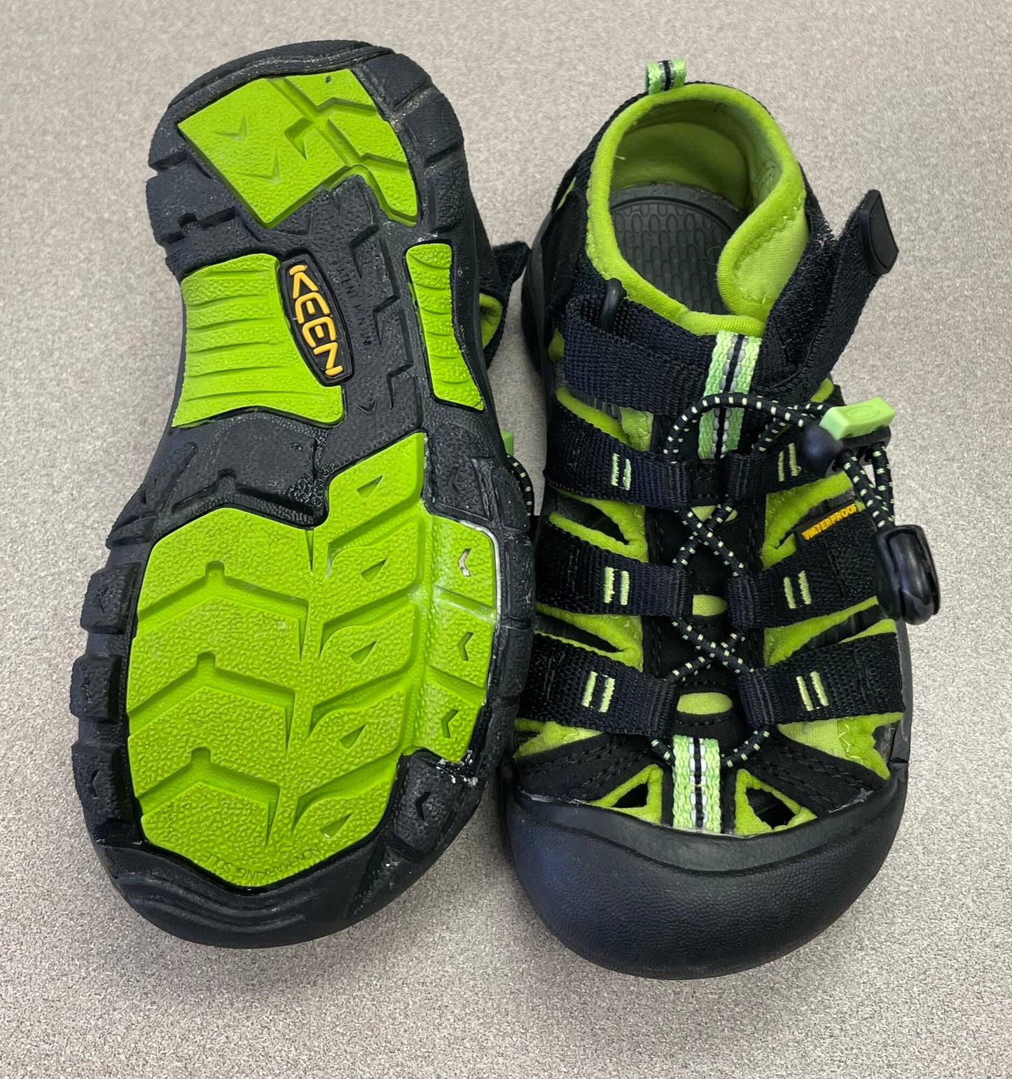 Lime/blk Keens Sandals, 12Y