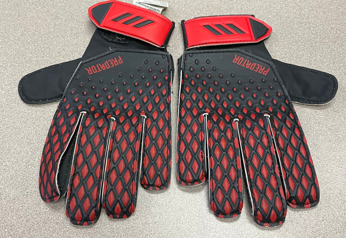 Red/blk Predator Soccer Gloves, 8Y