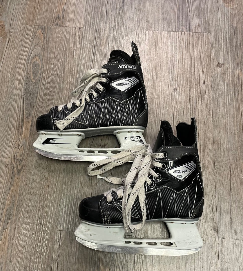 Black CCM Intruder, 13Y