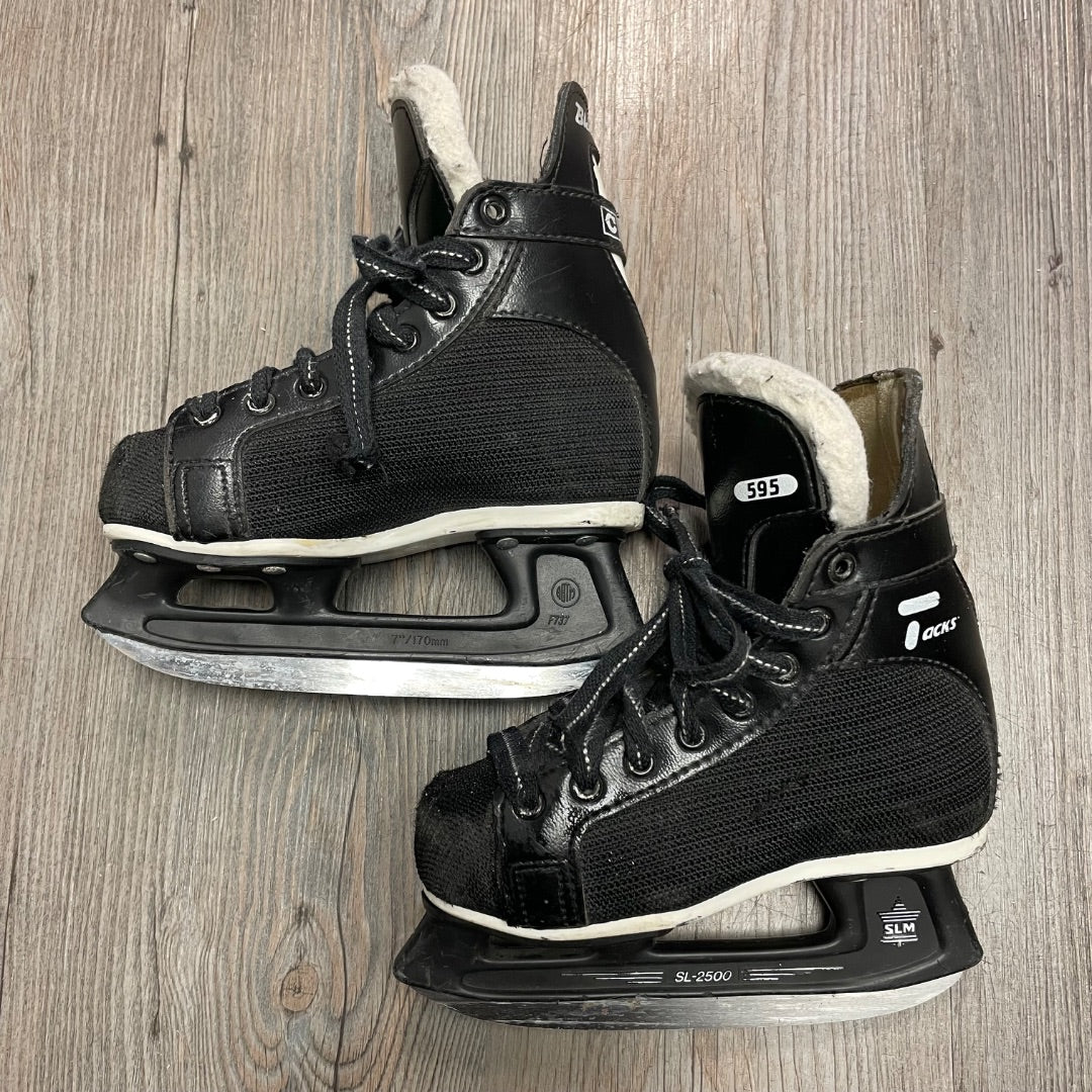 Black CCM Black Tacks, 8T