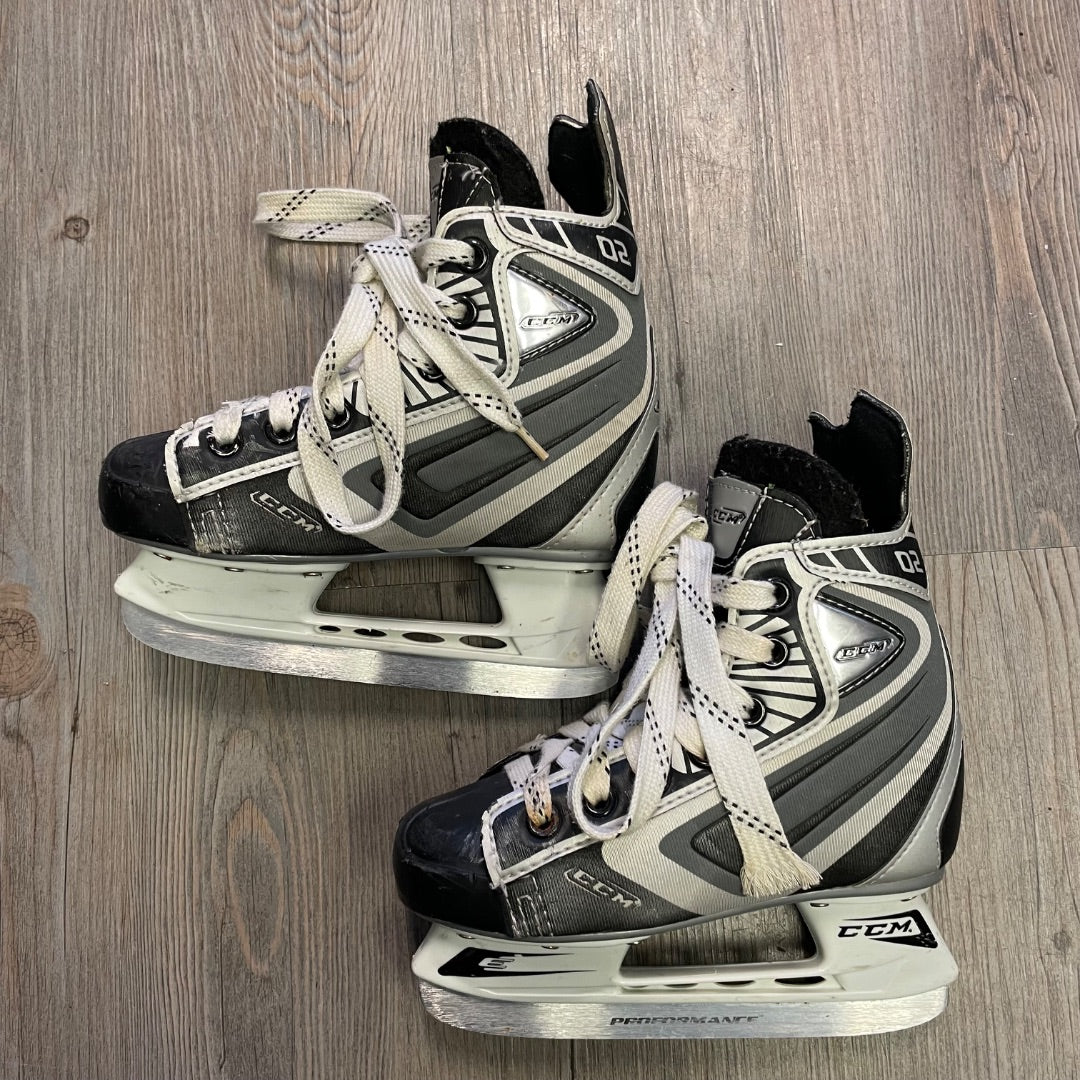 Black CCM 02 Hockey Skates, 12Y