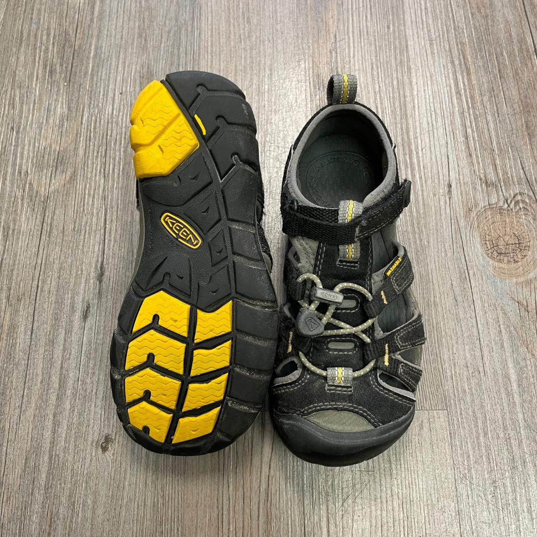 Black Keens Sandals, 13Y