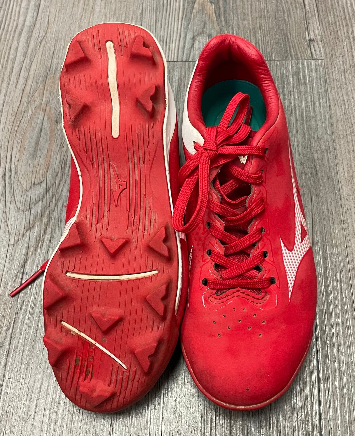 Red Mizuno Baseball Cleats, 2Y