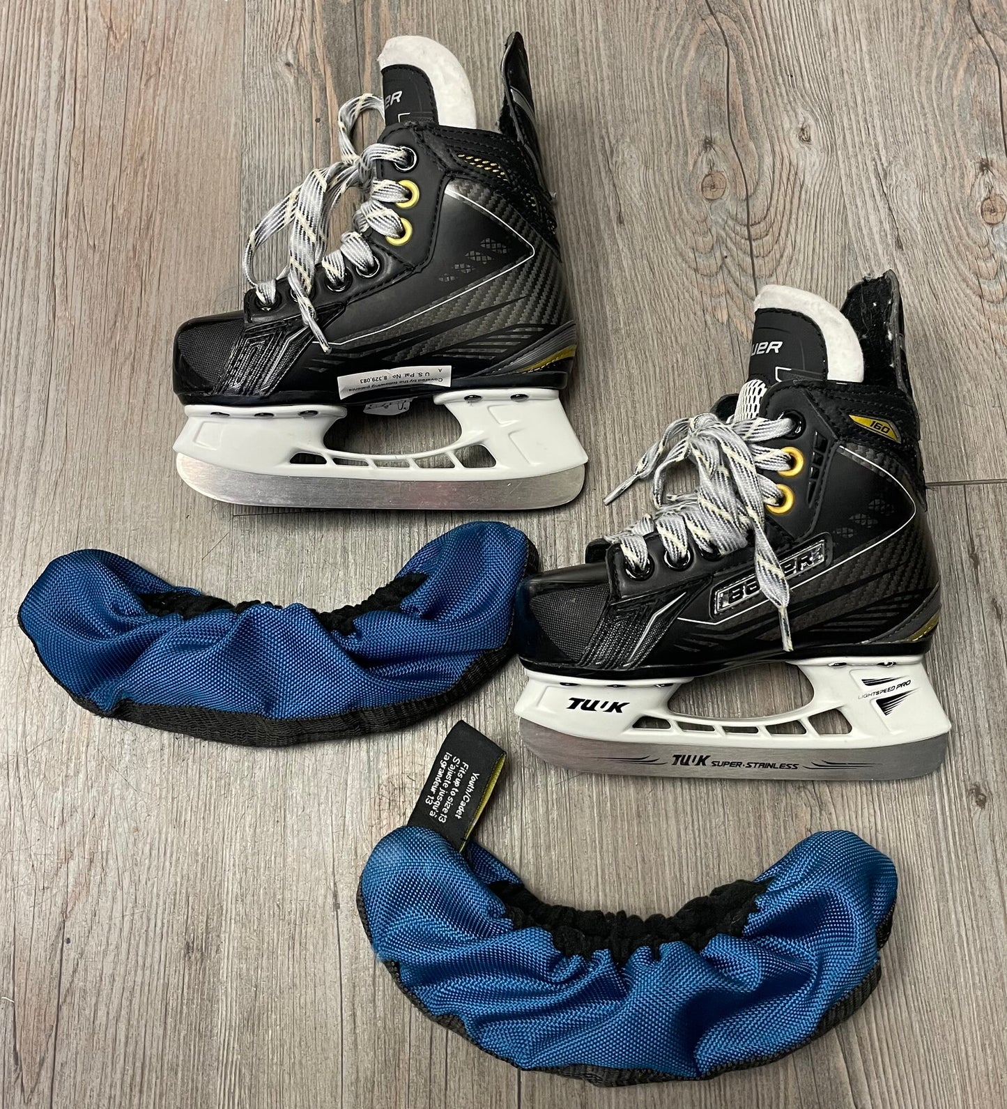 Black Bauer Supreme160 Skates, 8T