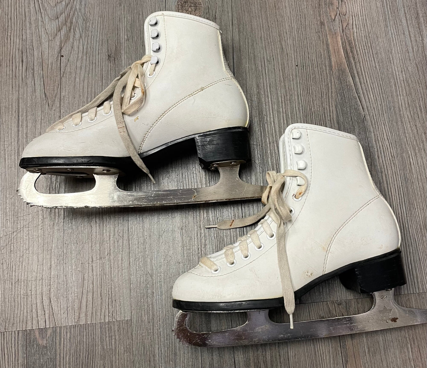 White CCM Pirouette Figure Skat, 4Y