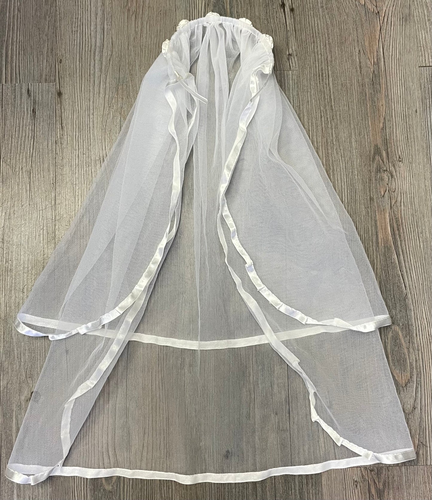 White First Communion Veil, Pre-owned