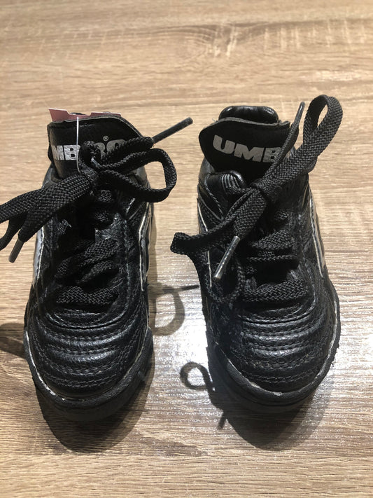 Black  Umbro Baseball Shoes, 6T