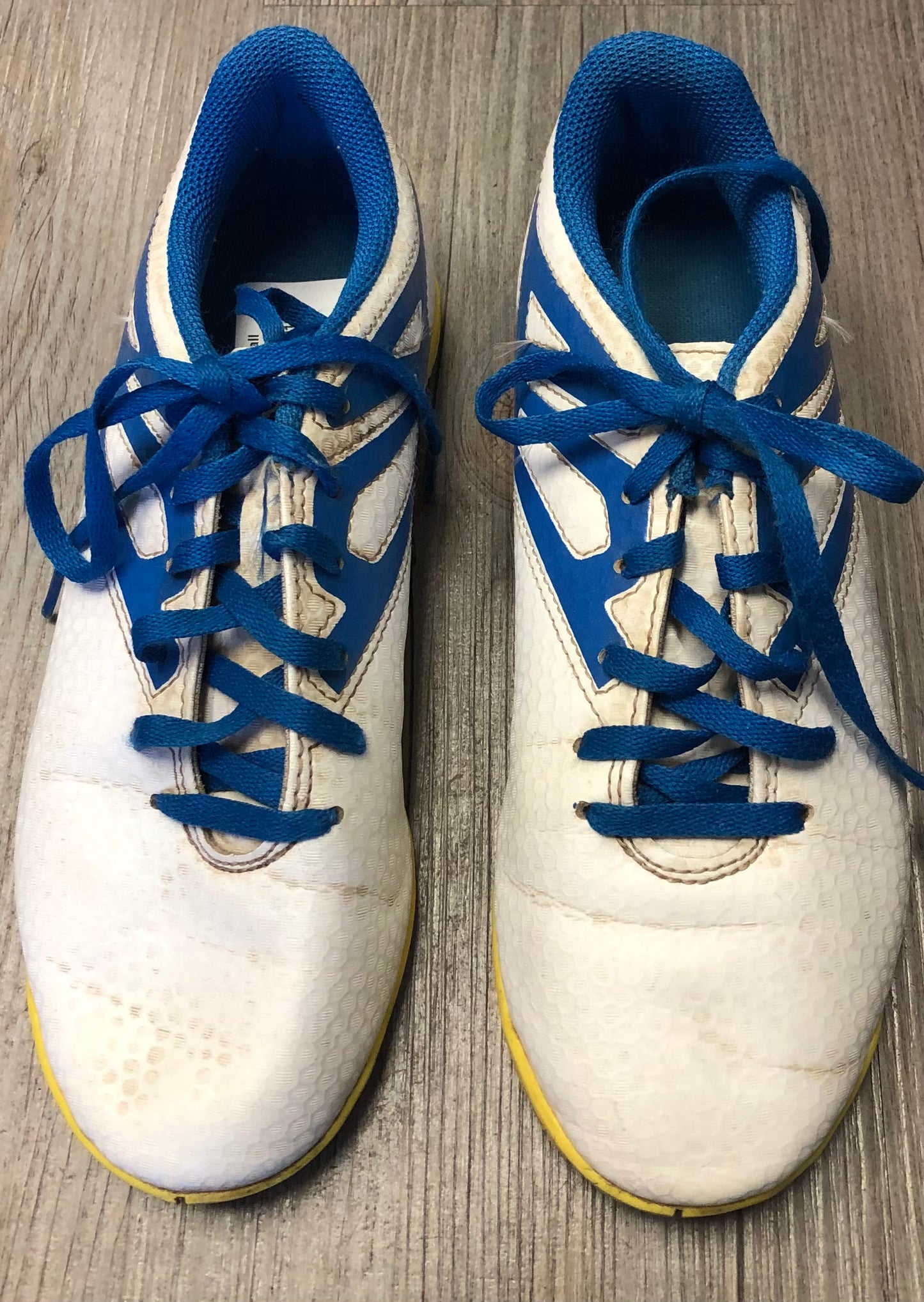White  Adidas Indoor  Soccer Cle, 3Y