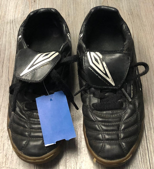 Black  Umbro Soccer Shoes, 3Y