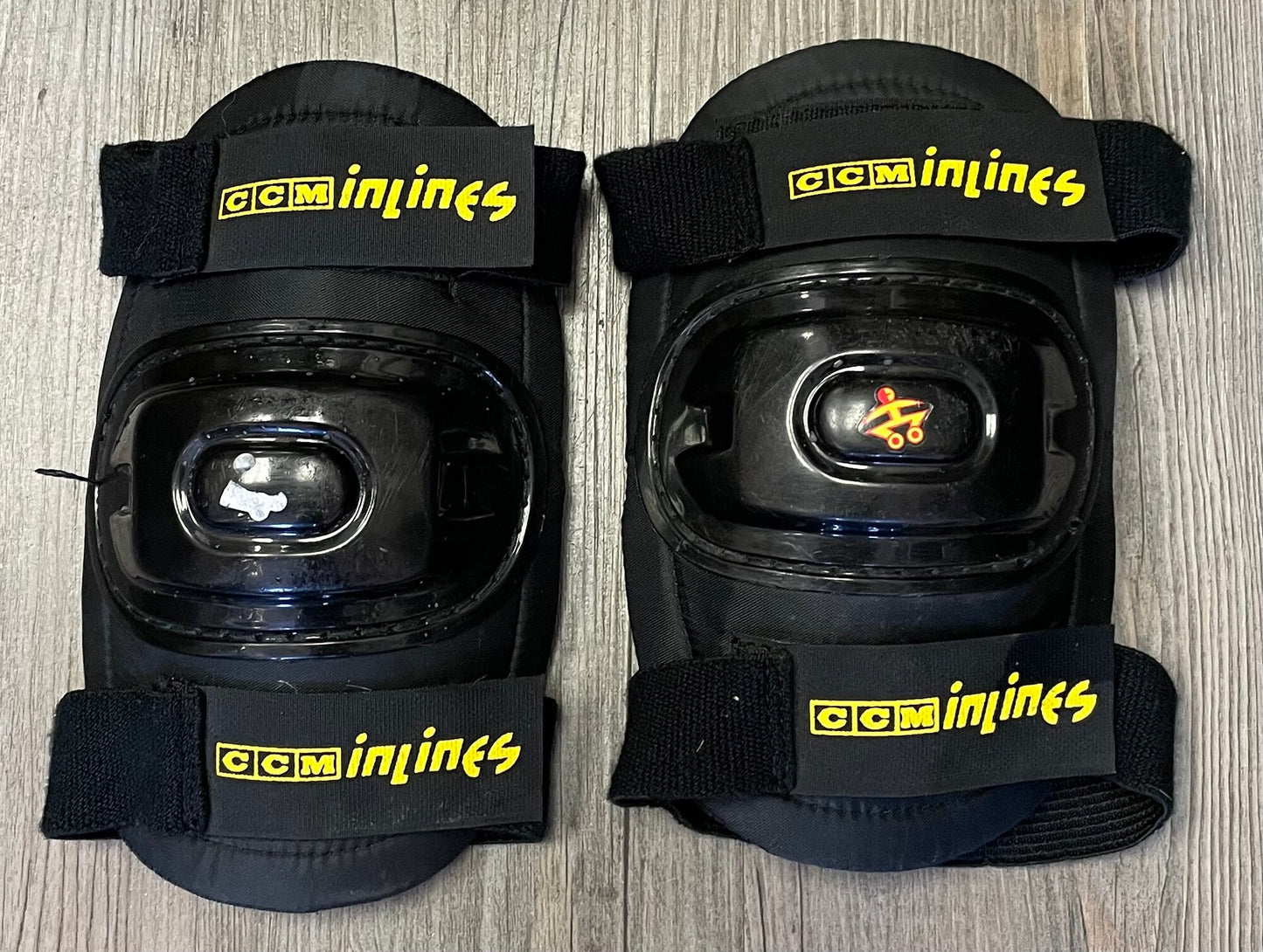 Black  CCM Inlines Knee Pad, Youth