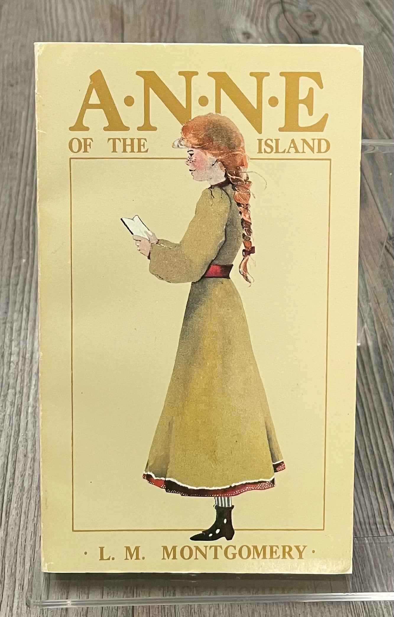 Multi  Anne Of The Island, Paperback