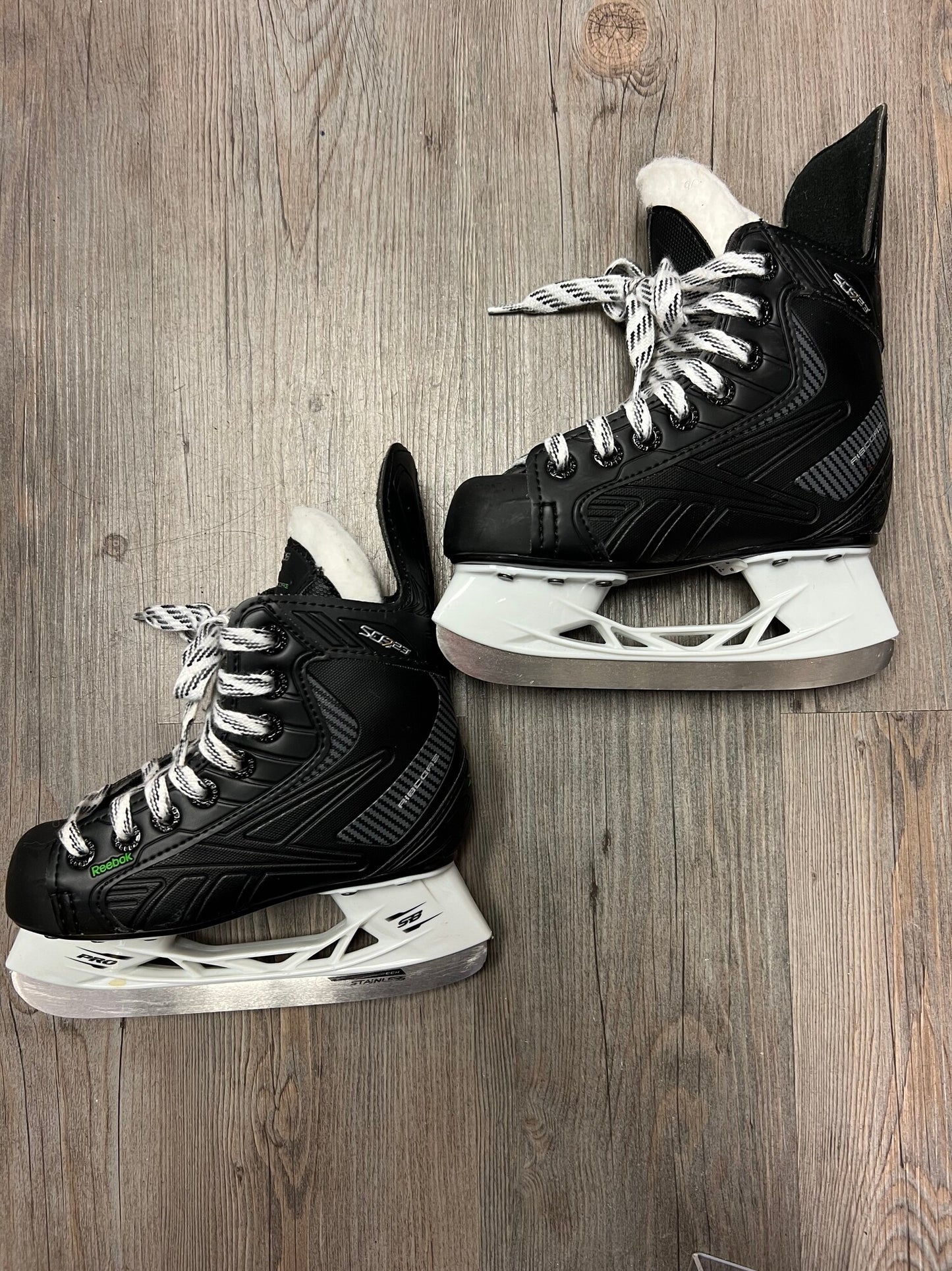 Black  Reebok Ribcor2, 11Y