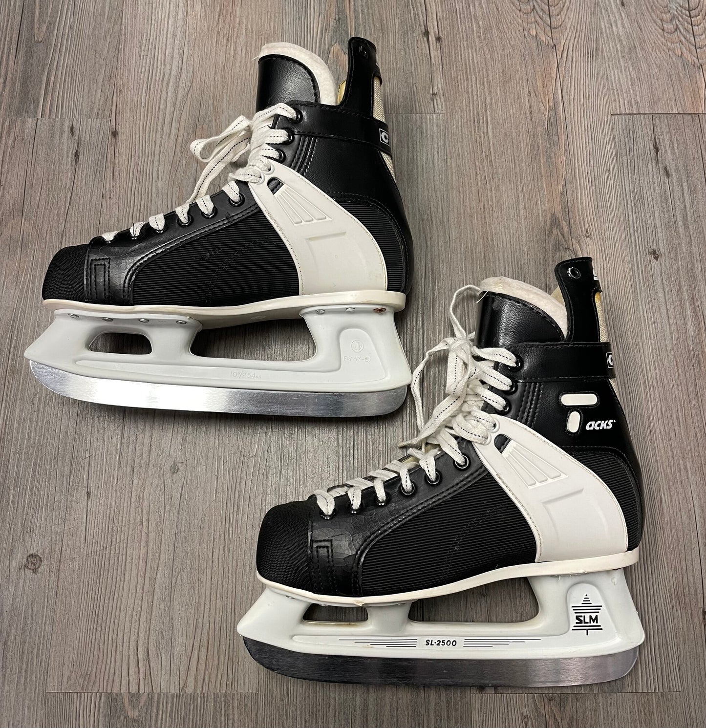 Black  CCM Tack Slim Hockey, 6Y