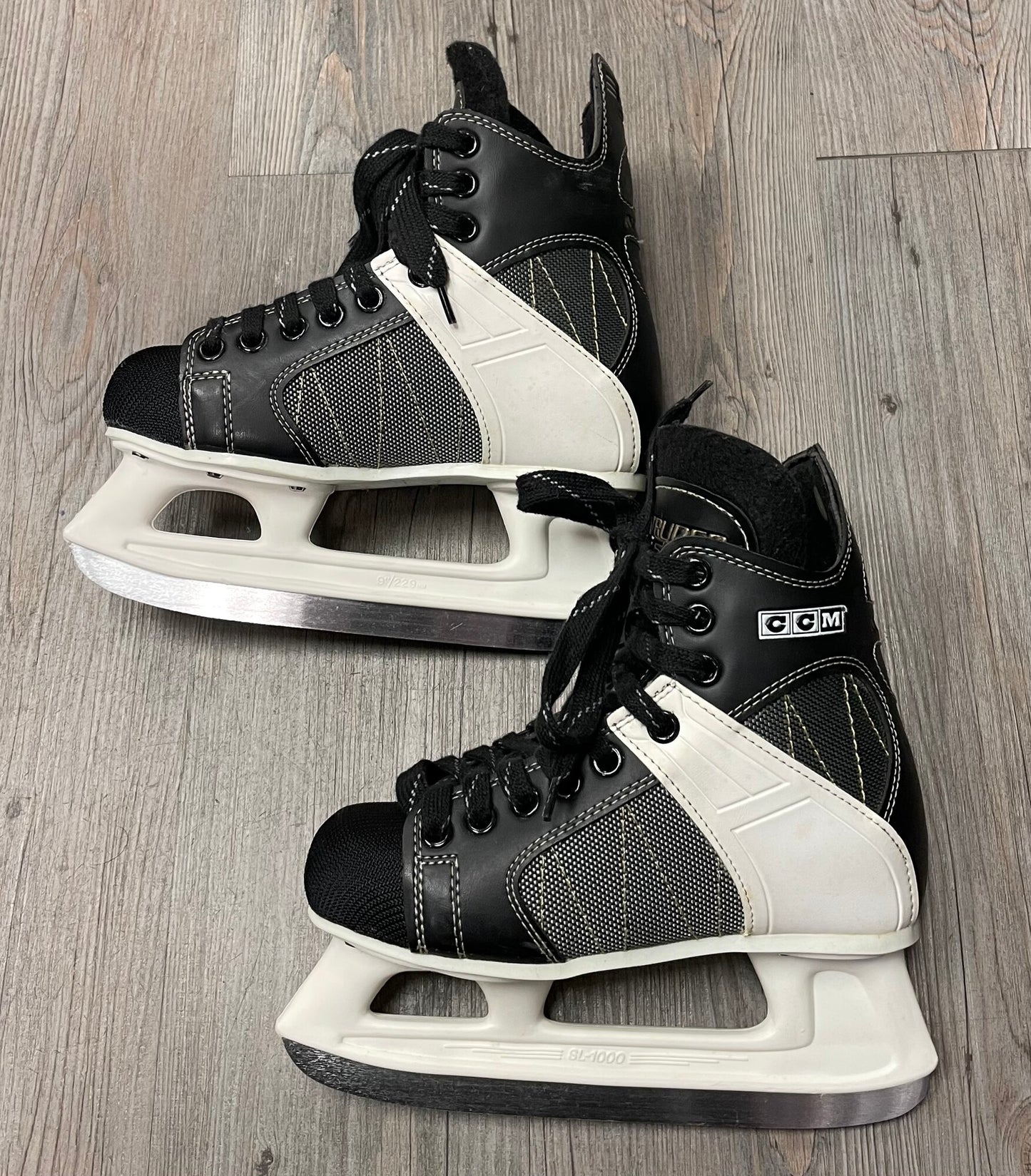 Black  CCM Intruder Hockey Skate, 3Y