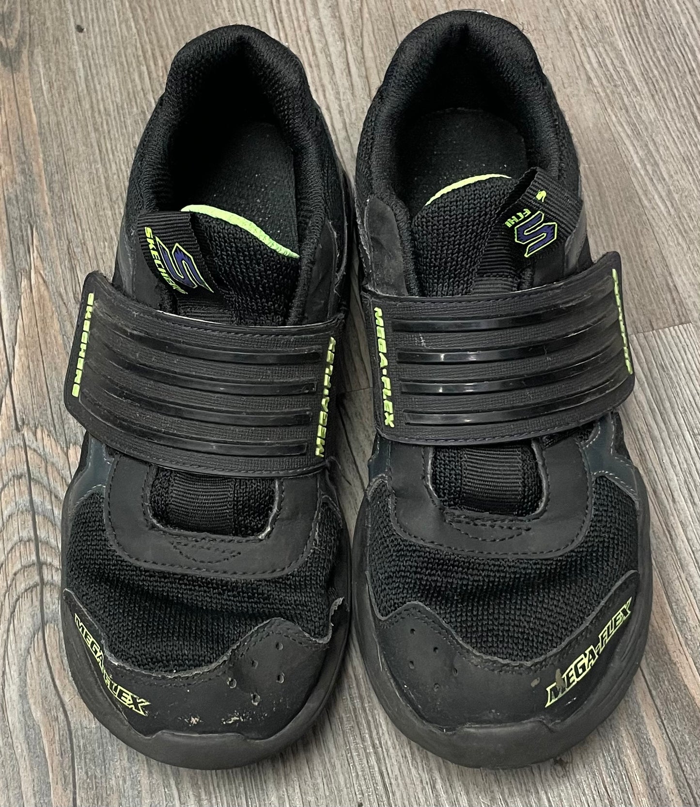 Black  Skechers Mega Flex, 4Y