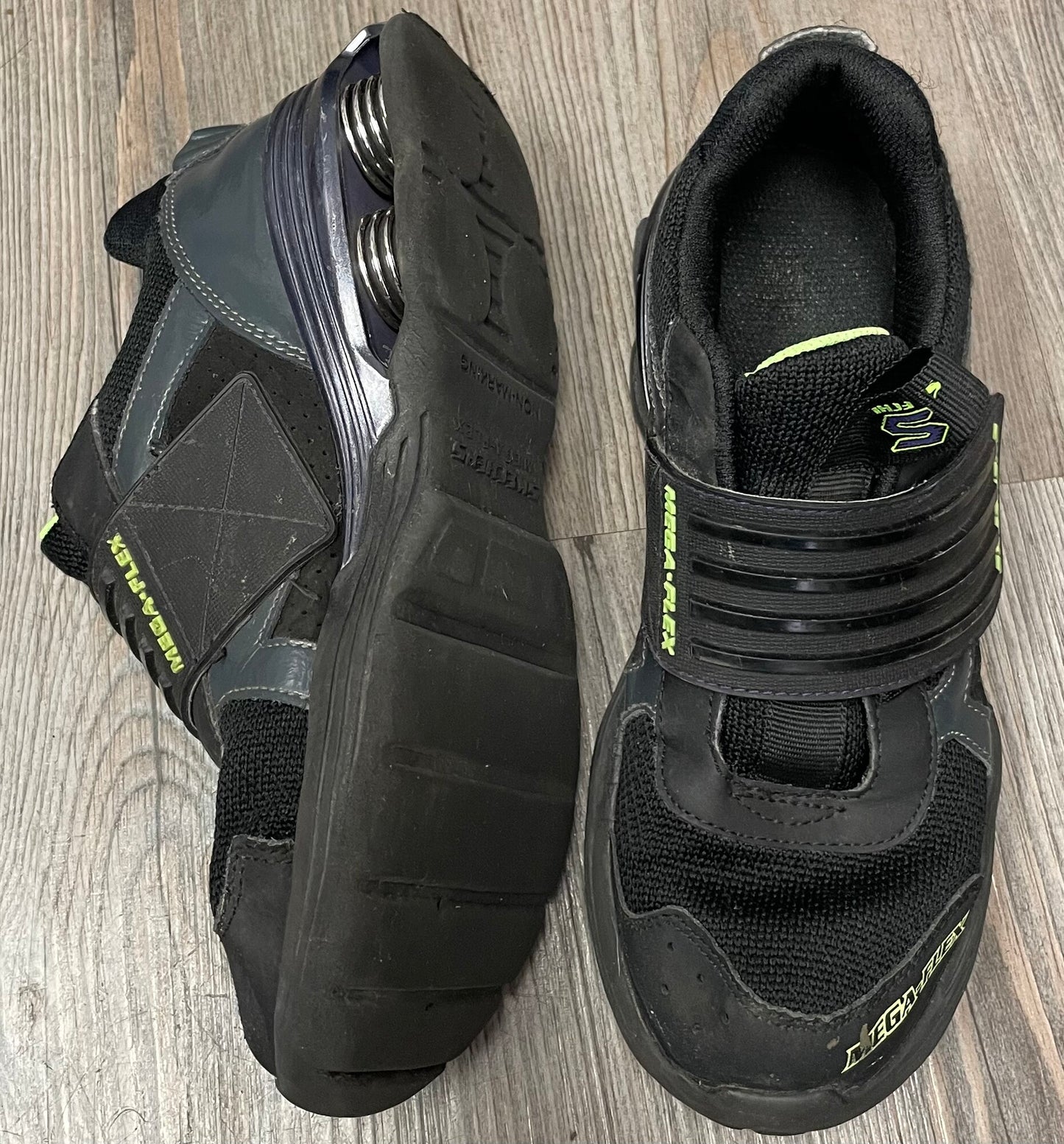 Black  Skechers Mega Flex, 4Y