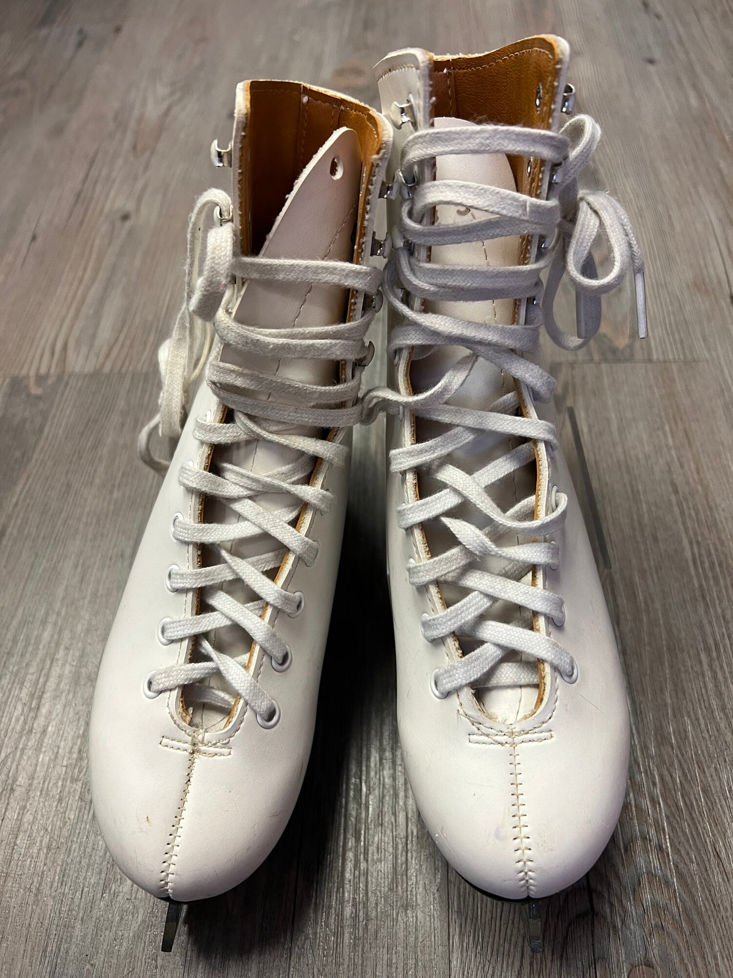 White  Bauer Figure Skate, 5Y
