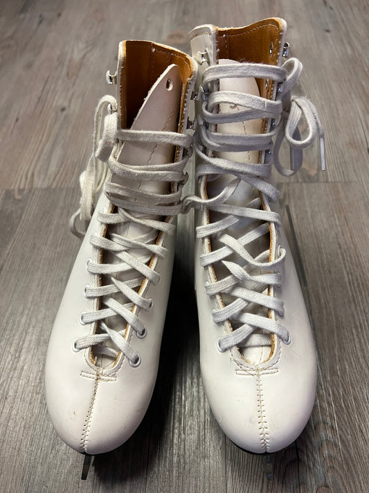 White  Bauer Figure Skate, 5Y