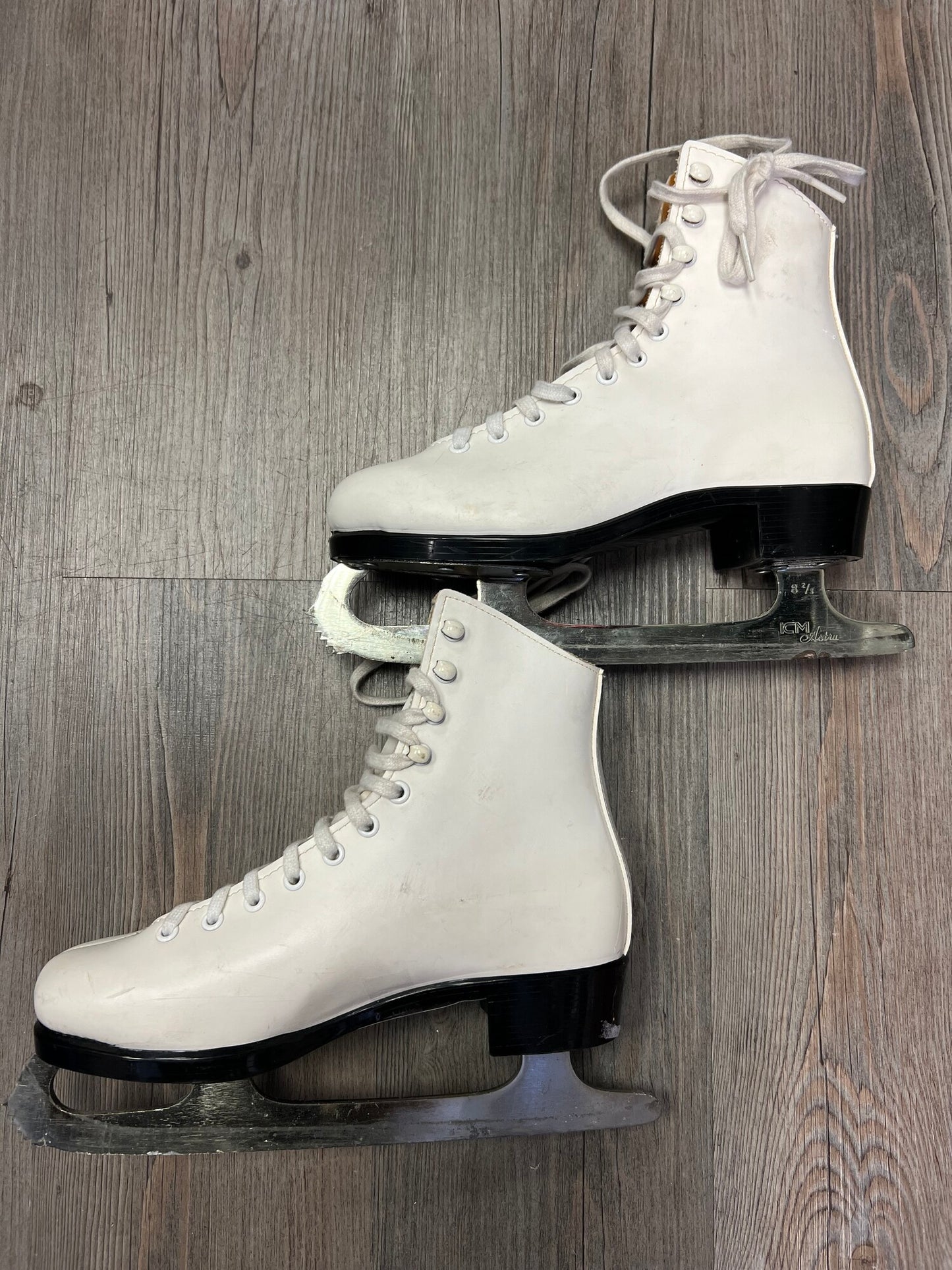 White  Bauer Figure Skate, 5Y