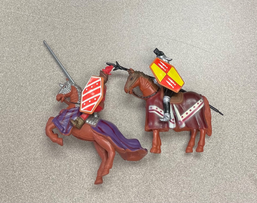 Red/Bown  2 Soldiers on Horses