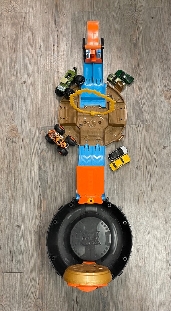 Multi Colour Hot Wheels Monster Truck Stunt Tire Play Set, 3Y+