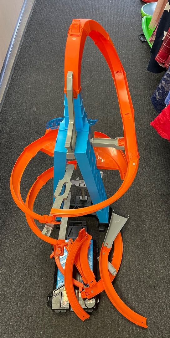 Multi Colour Hotwheels Sky Crash Tower Truck Set, 2.5FT Tall