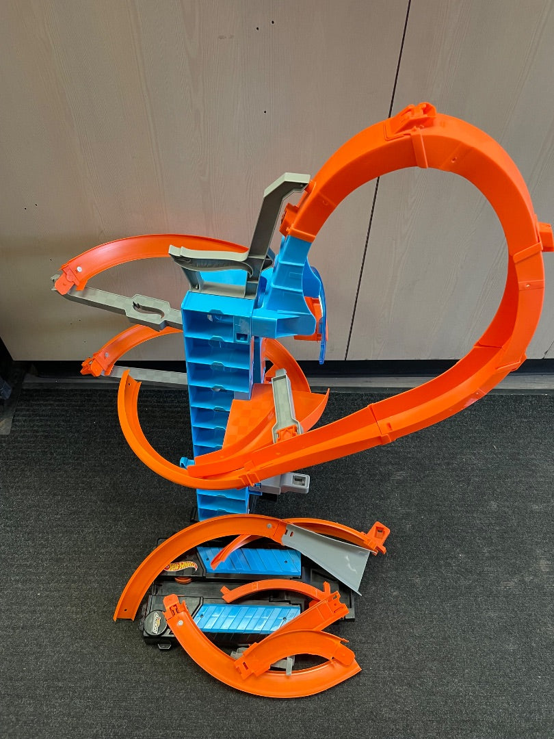 Multi Colour Hotwheels Sky Crash Tower Truck Set, 2.5FT Tall