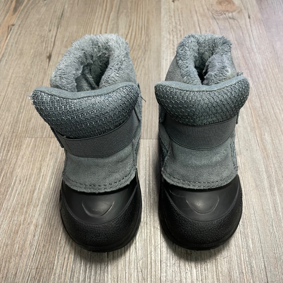 Grey North Face Apenglow 11 Boots, 6T