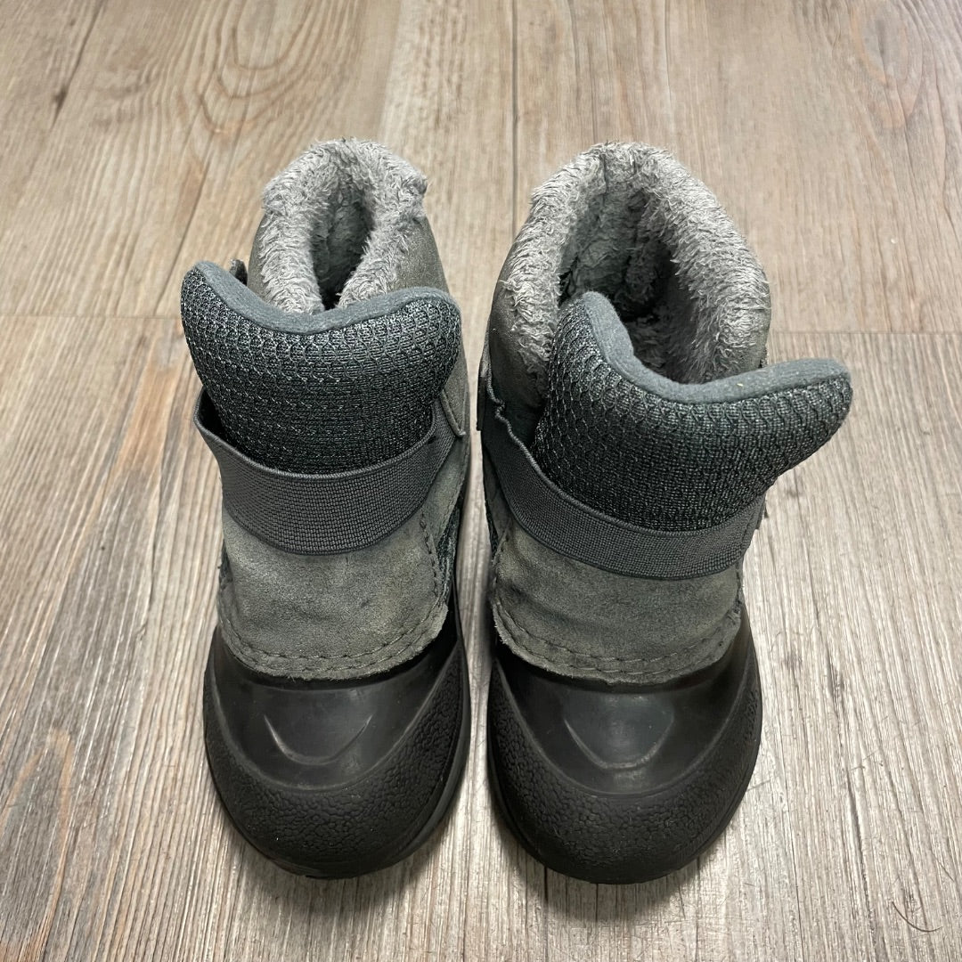 Grey North Face Apenglow 11 Boots, 7T