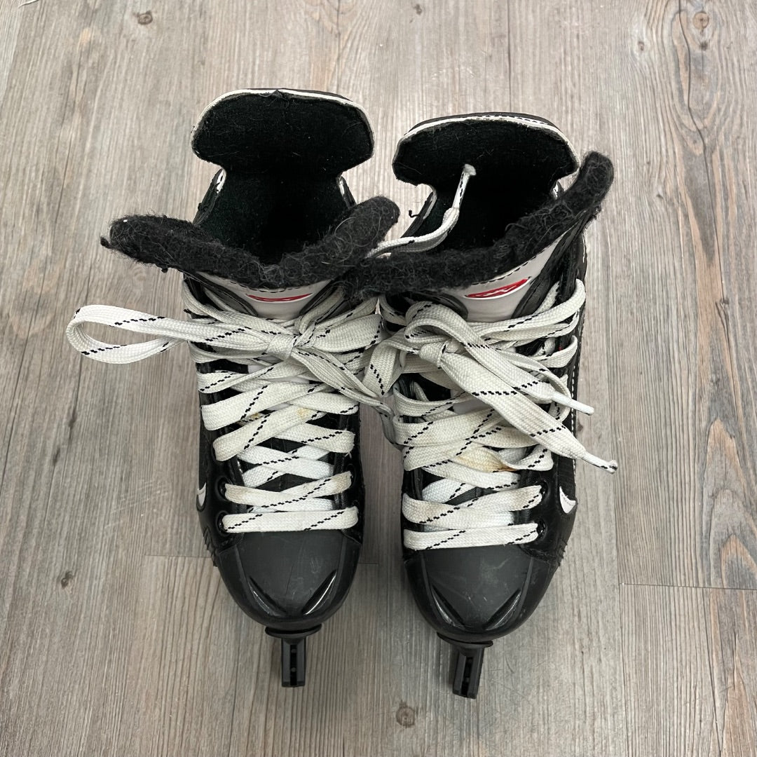 Black Hespeler Hockey Skates + Guard, 2Y