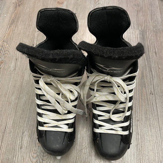 Black Vic Pro Tech Hockey Skates, 4Y