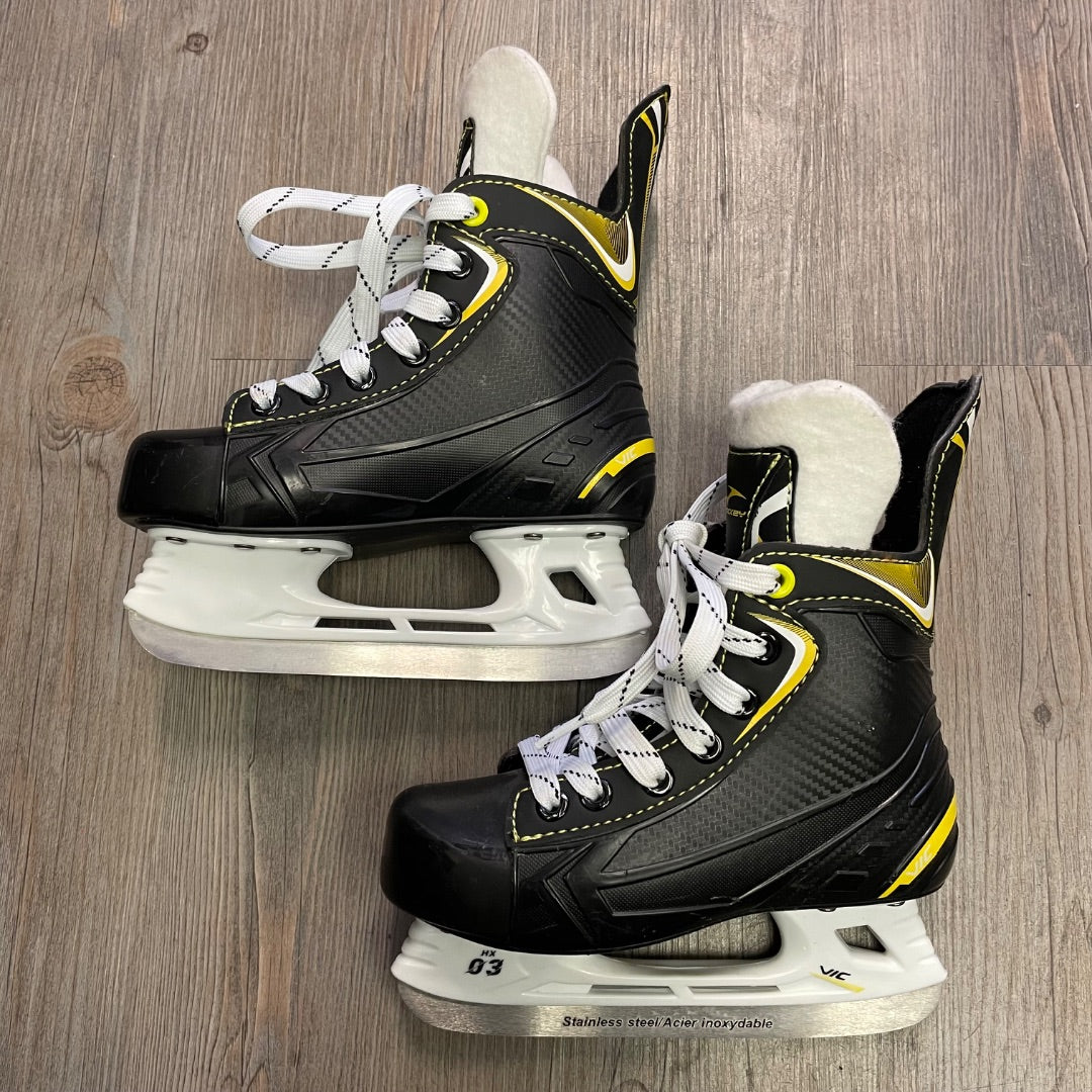 Black VIC Hockey Skates, 1Y
