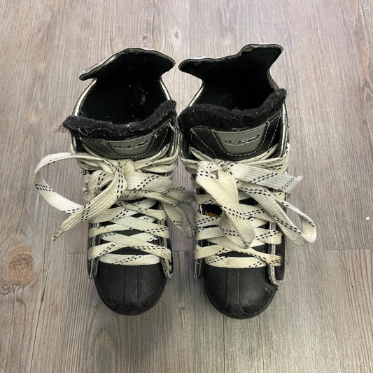 Black CCM 02 Hockey Skates, 12Y