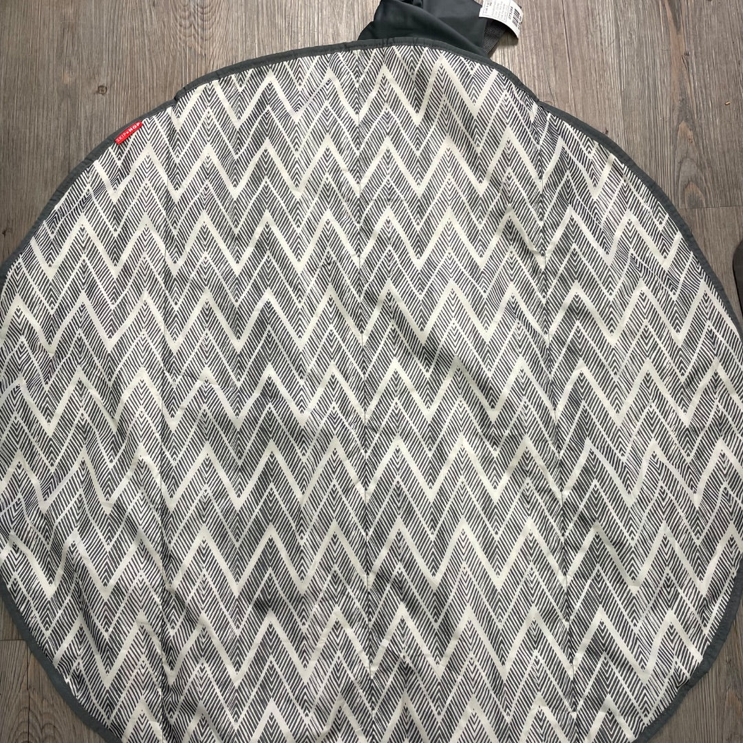 Zigzag Skip Hop Grab & Go travel Mat, Pre-owned