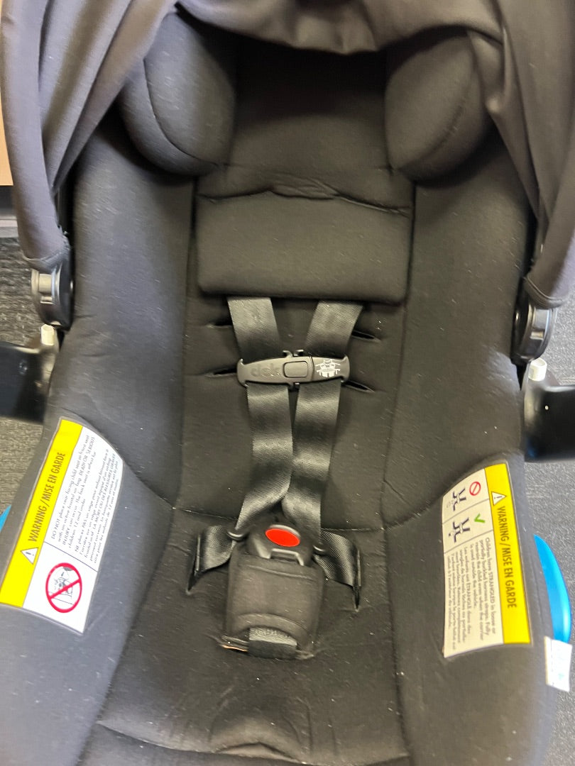 Black Clek Clek Liing Car Seat  Expiration: Jan 2029, 4-35lbs