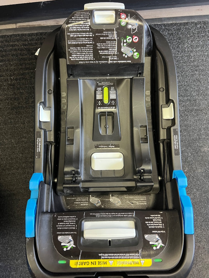 Black Clek Clek Liing Car Seat  Expiration: Jan 2029, 4-35lbs