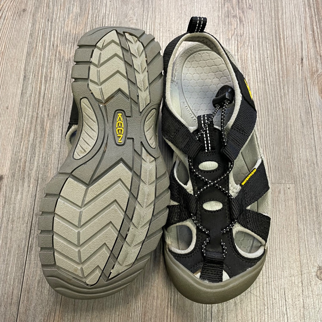 Grey Keen Sandals, 7.5Y Big Kid