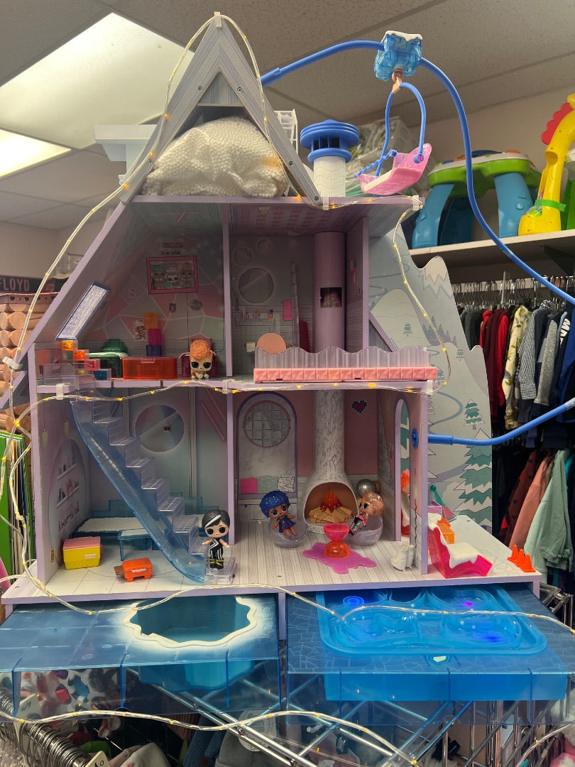 Blue LOL Winter Ski Chalet, 32L* 34W