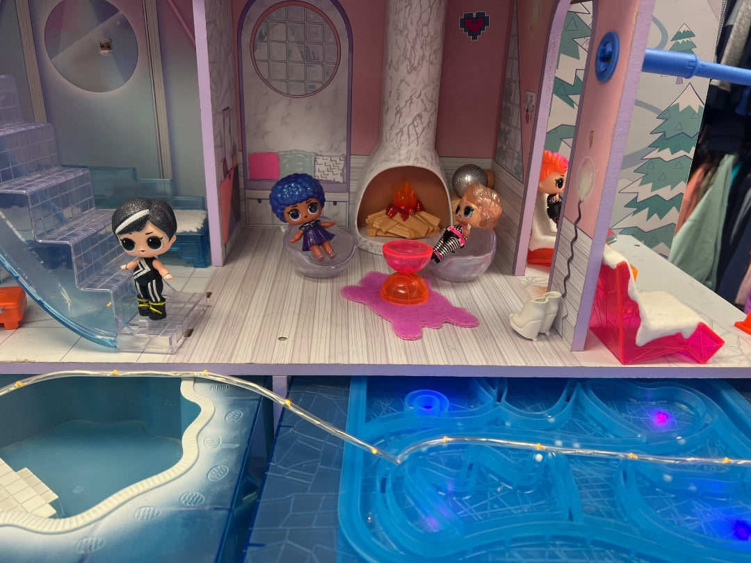 Blue LOL Winter Ski Chalet, 32L* 34W