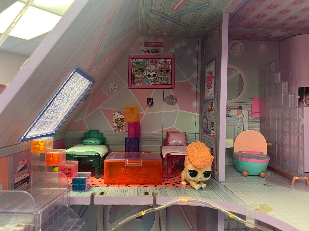 Blue LOL Winter Ski Chalet, 32L* 34W