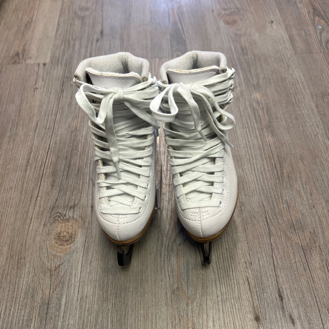 White Jackson 200 Figure, 11Y