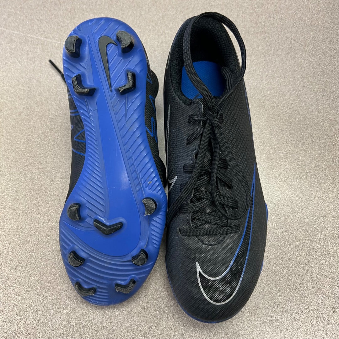 BlacK Nike Soccer Cleats, 1Y