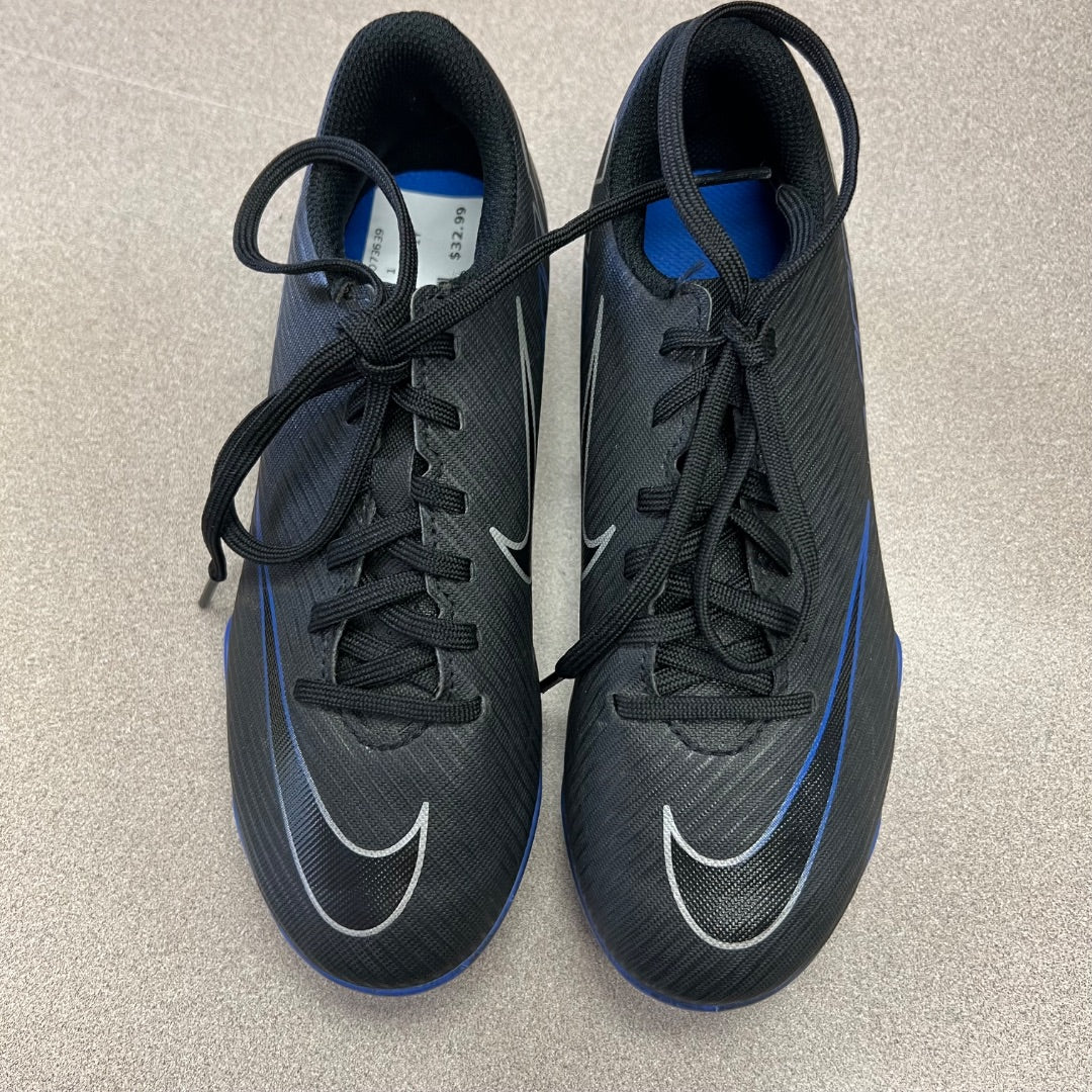 BlacK Nike Soccer Cleats, 1Y