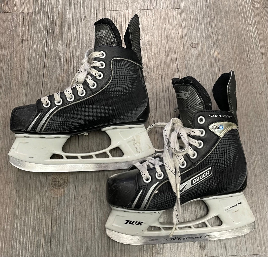 Black Bauer Supreme One05 Hockey Skates, 1Y