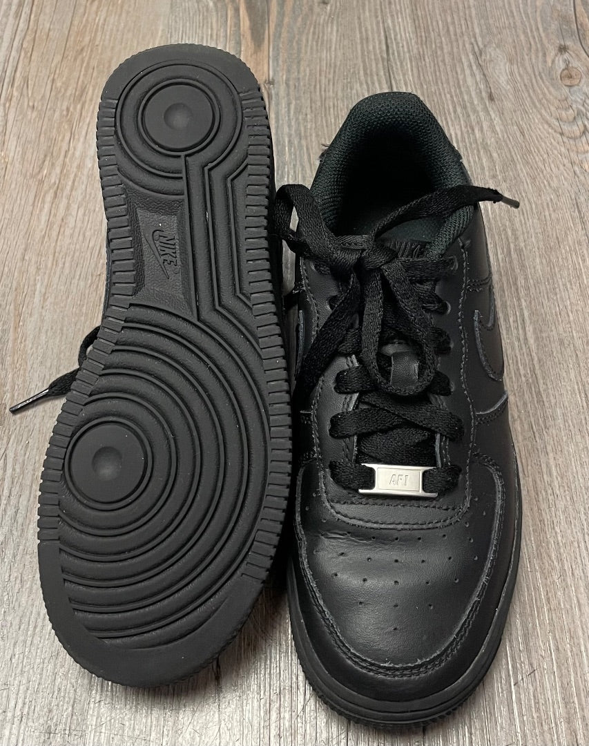 Black Nike Sneaker, 4Y