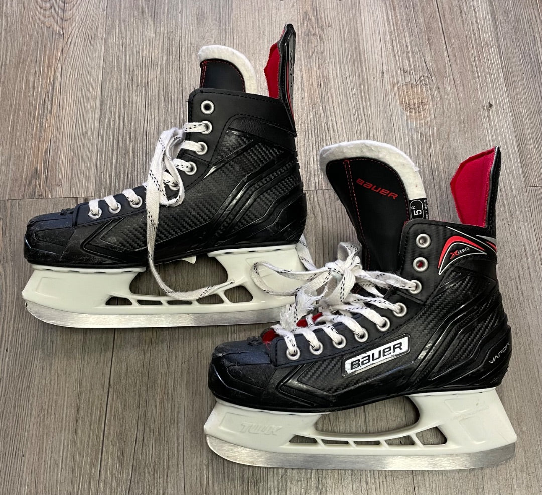 Black BauerX250 Hockey Skate, 5Y