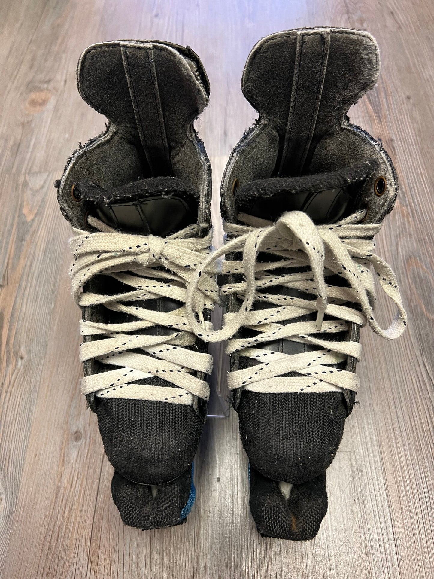 Black  Bauer Supreme 3000 Skates, 13Y