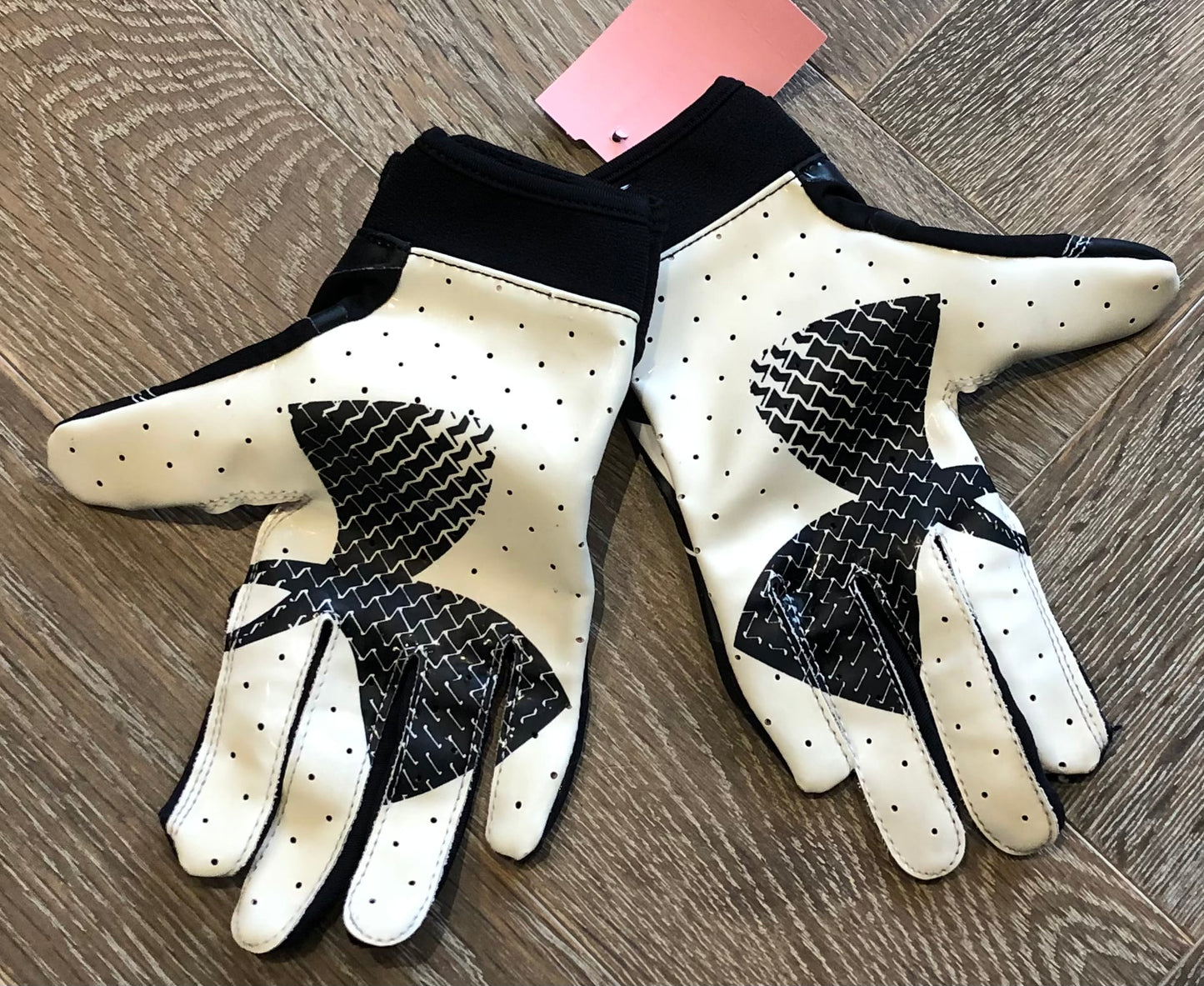 Blk/whit  Under Armour Gloves, 8Y